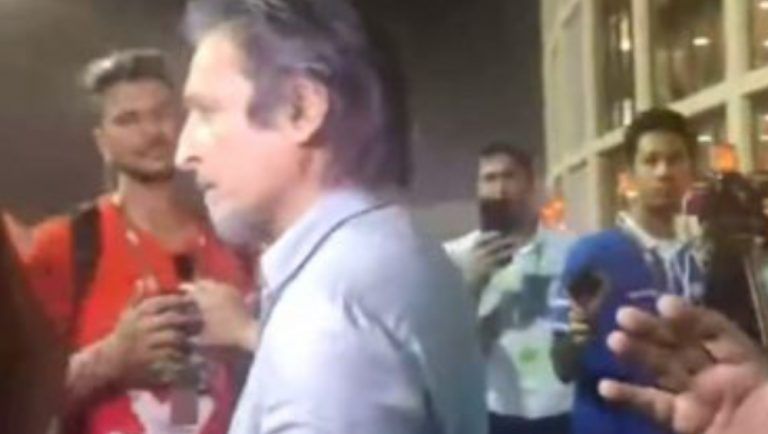 Ramiz Raja Snatches Indian Reporter's Phone: শ্রীলঙ্কার বিরুদ্ধে হার? ভারতীয় সাংবাদিকের ফোন ছিনিয়ে নিলেন রামিজ রাজা (দেখুন ভিডিও)