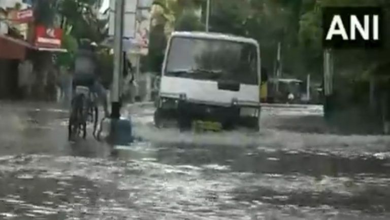 Rainfall: দিল্লিতে প্রবল বৃষ্টিপাত, ব্যহত ট্রাফিক পরিষেবা