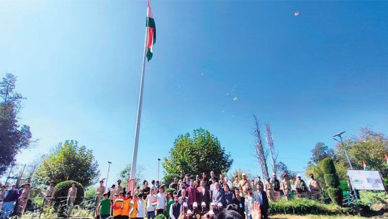 Video: জম্মু ও কাশ্মীরের হান্দওয়ারার ল্যাংগেট পার্কে  স্থাপন করা হল  একটি ১০৮ ফুট উচ্চতার জাতীয় পতাকা (দেখুন ভিডিও)