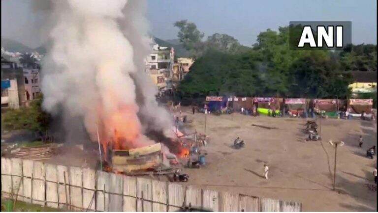 Fire Broke Out: দিওয়ালির আগে আগুনে ভস্মীভূত বাজির দোকান, বিজয়ওয়াড়ার গান্ধী নগরের জিমখানা মাঠের ঘটনা