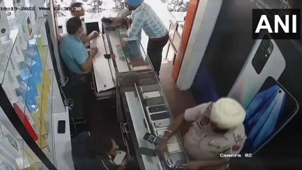 Watch Video: মোবাইল কিনতে এসে সাসপেন্ড হলেন পাঞ্জাব পুলিশের এক সদস্য ! কী ঘটেছিল দোকানে দেখুন নিজের চোখে (ভিডিও)