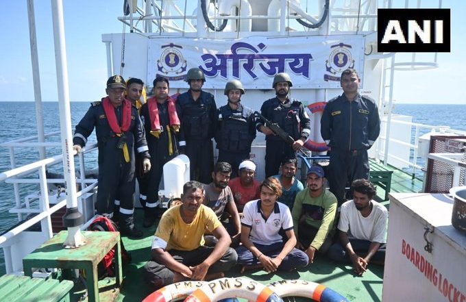 পাকিস্তানের জলসীমা থেকে উদ্ধার ভারতীয় মৎস্যজীবীদের দেশে ফেরাল উপকূলরক্ষী বাহিনী