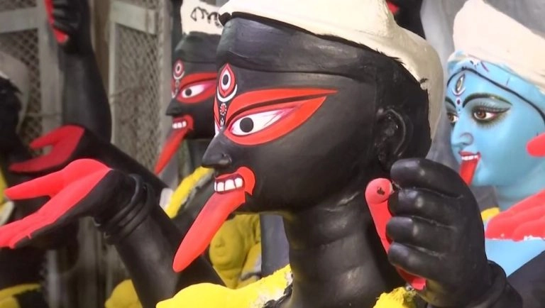 Kali Puja 2022: হাতে আর মাত্র কটা দিন ! কুমোরটুলিতে চলছে শেষ মুহুর্তের প্রস্তুতি, তারপরেই মন্ডপে পাড়ি দেবে মাতৃ প্রতিমা