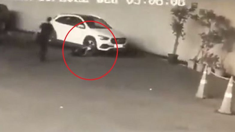 Kamal Kishor Mishra Video: অন্য মহিলার সঙ্গে ধরে ফেলায় স্ত্রীর উপর দিয়ে গাড়ি চালিয়ে দিলেন বলি পরিচালক, দেখুন ভিডিয়ো