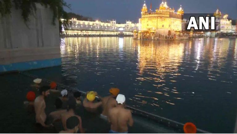 Amritsar: স্বর্ণমন্দির সরোবরে ভক্তদের বিপুল সমাগম, গুরু রাম দাসের জন্মবার্ষিকীতে হল পবিত্র স্নান