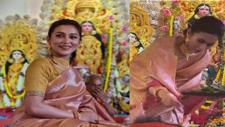 Durga Puja 2022: অষ্টমীর অঞ্জলিতে মিমি চক্রবর্তী, দেখুন ভিডিয়ো