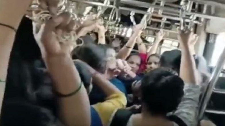 Video: লোকাল ট্রেনে মহিলা যাত্রীদের হাতাহাতি, ভিডিয়ো প্রকাশ্যে আসতেই ভাইরাল