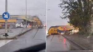 Train Crashes Into Empty Bus: লেভেল ক্রশিংয়ে দাঁড়িয়ে থাকা বাসকে সজোরে ধাক্কা ট্রেনের, দেখুন ভয়াবহ সেই ভিডিয়ো