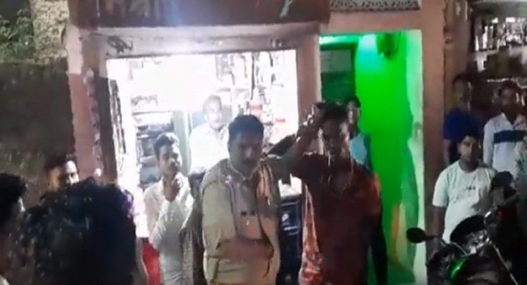 Viral Video: বাইকের উপর 'স্টান্ট', যুবককে ধরে বেড়ধক মার পুলিশের, দেখুন