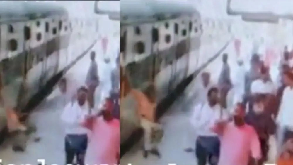 Viral Video: নালগোন্ডা স্টেশনে চলন্ত ট্রেন থেকে নামার সময় পড়ে গেলেন এক যাত্রী, আরপিএফ জওয়ানের হাতে বাঁচল জীবন (দেখুন ভিডিও)