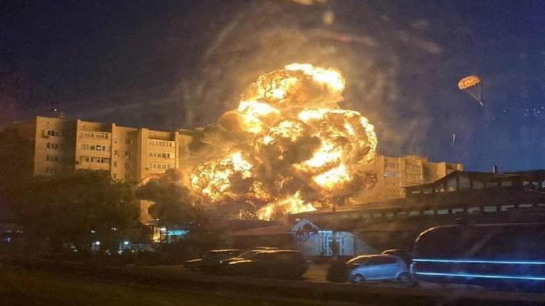 Russia Plane Crash Video: দাউ দাউ করে জ্বলছে বহুতল, রাশিয়ায় ভেঙে পড়ল যুদ্ধ বিমান, দেখুন