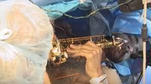 Patient Plays Saxophone: OMG! অপারেশনের সময় টানা ৯ ঘণ্টা স্যাক্সোফোন বাজালেন রোগী