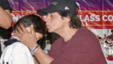 Shah Rukh Khan: করিনা-পুত্র তৈমুরের কপালে চুম্বন শাহরুখের, ভাইরাল ছবি