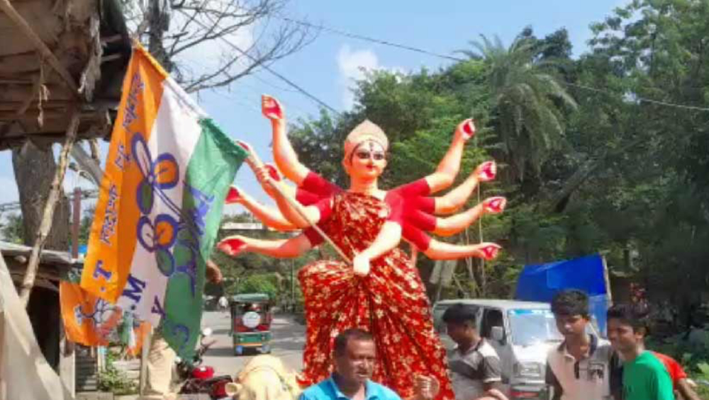 Durga Puja 2022: ত্রিশূলের বদলে দুর্গা প্রতিমার হাতে দলীয় পতাকা দিলেন তৃণমূল নেতা, হুগলিতে শোরগোল