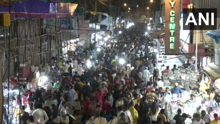Diwali 2022: দিওয়ালির বাকি আর কটা দিন, তাঁর আগে কেনাকাটা করতে বাজারে উপচে পড়া ভিড়, দেখুন সেই ছবি
