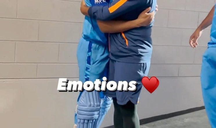 Rahul Hugs Virat: পাকিস্তানকে হারানোর পর কোহলিকে আলিঙ্গন দ্রাবিড়ের