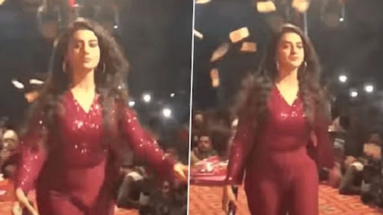 Viral video: গানের মঞ্চে অপ্রীতিকর পরিস্থিতির মুখোমুখি ভোজপুরি অভিনেত্রী এবং গায়িকা অক্ষরা সিং, দেখুন ভিডিও