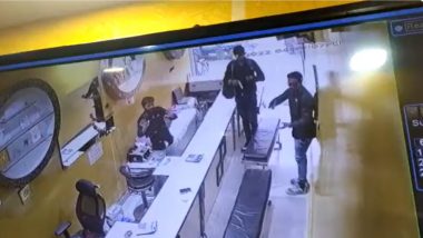 Robbery Caught on CCTV Camera: দিনেদুপুরে সোনার দোকানে ডাকাতি উত্তরপ্রদেশে, সিন্দুক ফাঁকা করে চম্পট দুই অজ্ঞাতপরিচয় ব্যক্তির(দেখুন ভিডিও)