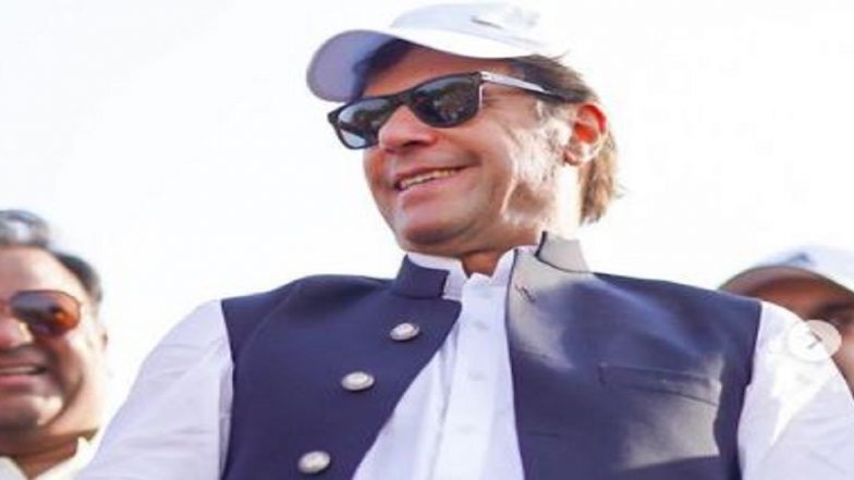 Imran Khan Video: পাক সেনা ঘিরে রেখেছে, আদালতে পৌঁছে অনুগামীদের দেখে হাত নাড়ালেন ইমরান খান,দেখুন