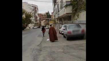 Iran Video:  ধর্মীয় গুরুর মাথার পাগড়ি টেনে খুলে দিলেন তরুণী, দেখুন উত্তাল ইরানের ভিডিয়ো