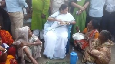 Mamata Banerjee Having Lunch: মানুষের সঙ্গে মিশে গেলেন, ভাতের থালা হাতে নিয়ে স্থানীয়দের কথা শুনলেন মুখ্যমন্ত্রী