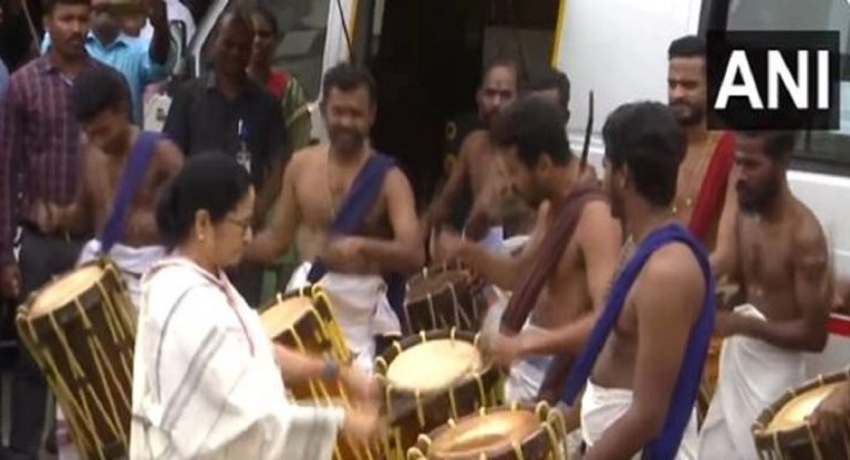 Mamata Banerjee Video: চেন্নাইতে রাজ্যপালের পারিবারিক অনুষ্ঠানে ড্রাম বাজালেন মুখ্যমন্ত্রী