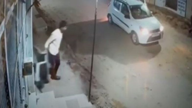 Video:  অল্টো গাড়িতে চেপে বাল্ব চুরি করে পালাল চোর, ভাইরাল ভিডিয়ো