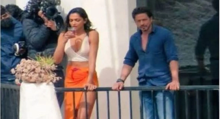 Shah Rukh Khan: জন্মদিনের আগেই চমক, দীপিকার সঙ্গে পাঠানের সেটে একান্তে শাহরুখ