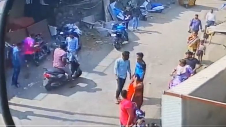 Shocking Incident: দুষ্কৃতিদের হাতে আক্রান্ত এক অজ্ঞাতপরিচয় যুবক, ঘটনা মুম্বাইয়ের নালাসোপাড়ায় বাজারে(দেখুন ভিডিও)