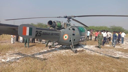 IAF: প্রযুক্তিগত কারণ! খোলা মাঠে এমারজেন্সি ল্যান্ডিং বায়ুসেনার হেলিকপ্টারের