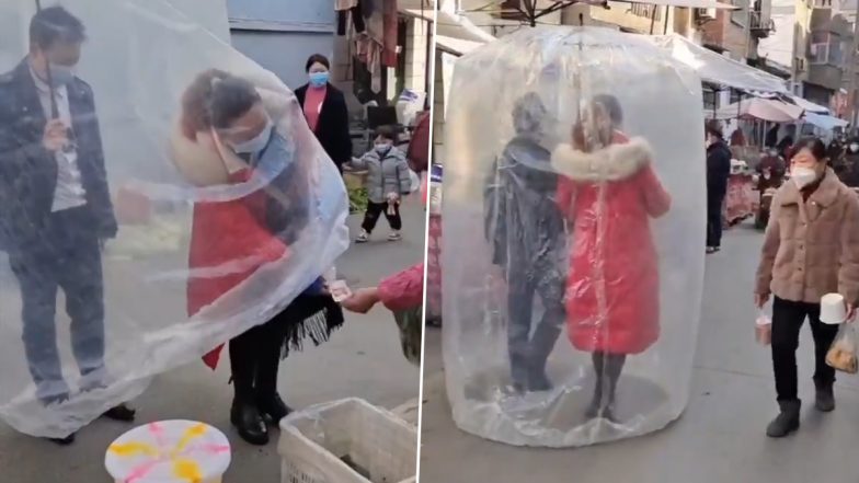 COVID 19 In China Video:  চিনে ভয়াবহ করোনা পরিস্থিতি, প্লাস্টিকে মুড়ে বাজার করছেন দম্পতি, দেখুন ভিডিয়ো
