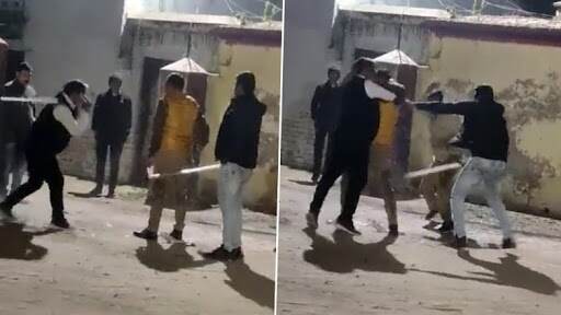 Raebareli Shocker: সংশোধনাগারের বাইরে পুলিশ কনস্টেবলকে বেধড়ক পেটাচ্ছে পাঁচ সহকর্মী, দেখুন ভিডিয়ো Raebareli Shocker: সংশোধনাগারের বাইরে পুলিশ কনস্টেবলকে বেধড়ক পেটাচ্ছে পাঁচ সহকর্মী, দেখুন ভিডিয়ো