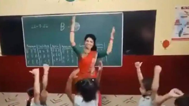 Har Har Shambhu Viral Video: হর হর শম্ভু গানের তালে নেচে পড়ুয়াদের পড়া মুখস্থ করাচ্ছেন শিক্ষিকা দেখুন ভিডিয়ো