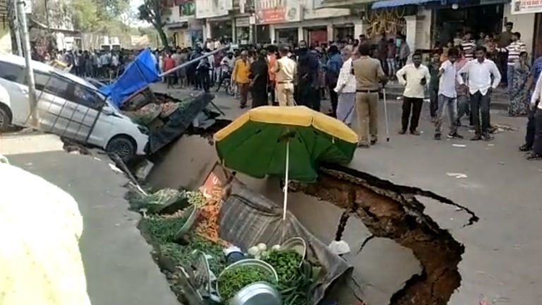 Hyderabad Video: হায়দরাবাদে ব্যস্ত রাস্তায় ধ্বস, ভেঙে পড়ল দোকান, ঢুকে গেল গাড়ি, দেখুন