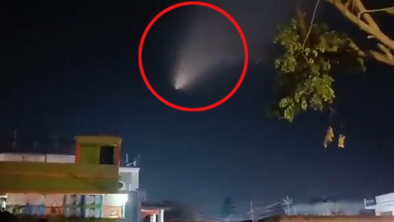 Myterious Light Video: বিকেল গড়িয়ে সন্ধ্যা নামতেই আকাশে রহস্যজনক আলো, ভিডিয়ো নিয়ে তোলপাড়, দেখুন