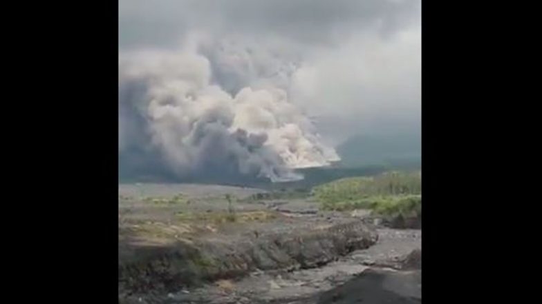 Semeru Volcano: ফের জেগে উঠল ইন্দোনেশিয়ার সেমেরু আগ্নেয়গিরি, দেখুন ভিডিয়ো