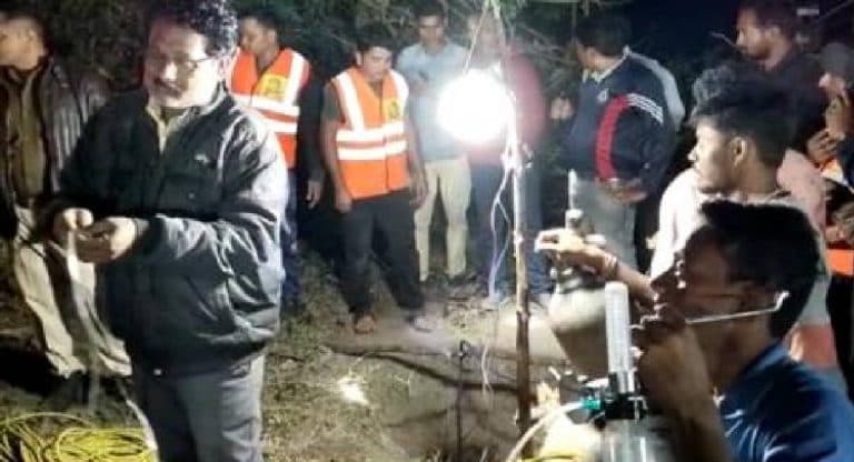 Boy Fell Into Borewell: ৫৫ ফুট গভীর কুয়োয় পড়ে গেল ৫ বছরের ছেলে, পৌঁছানো হল অক্সিজেন সিলিন্ডার