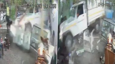 Surat Dhaba Accident Video: নিয়ন্ত্রন হারিয়ে দ্রুতগতির ভ্যান, ঘটনাস্থলে প্রাণ হারালেন স্থানীয়রা  (দেখুন ভিডিও)