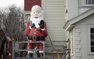 Creepy Santa: খ্রিস্টমাসের উৎসবের মরশুমে ক্রিপি সান্তার ঠাই হল পথের ধারে