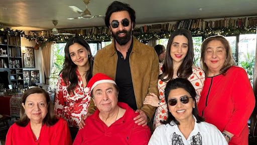 Karisma Kapoor Christmas Celebrations:  পরিবারের সঙ্গে খ্রিস্টমাস উৎসব পালনের কিছু মুহূর্তের ছবি শেয়ার করলেন করলেন করিশমা কাপুর(দেখুন ছবি)