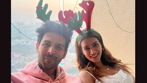 Kartik Aaryan and Kriti sanon  Celebrate Christmas : খ্রিস্টমাস উৎসবের ছবি শেয়ার করলেন অভিনেতা কার্তিক আরিয়ান (দেখুন ছবি)