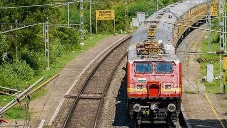 Trains Running Late: কুয়াশার কারণে উত্তর রেলের ৩২টি ট্রেনের দেরি, দেখে নিন তালিকা