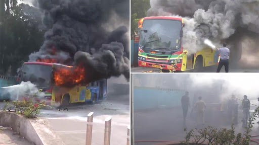 Bus Catches Fire: রাস্তার মাঝে দাউদাউ করে জ্বলছে বাস, ভয়াবহ ভিডিয়ো