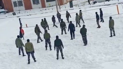 CRPF Enjoying Volleyball On Snow: সদ্য পড়া বরফের উপর ভলিবলে মগ্ন CRPF জওয়ানরা, দেখুন অবসরযাপনের ভিডিয়ো