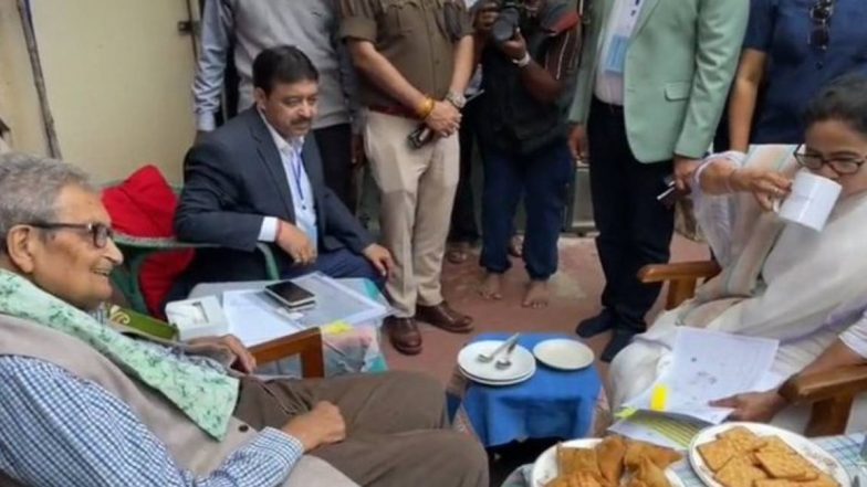 Mamata Banerjee with Amartya Sen: প্রতীচীতে অমর্ত্য সেনের হাতে জমির নথি তুলে দিলেন মমতা, নোবেলজয়ীকে Z প্লাস ক্যাটেগরির নিরাপত্তার ঘোষণা