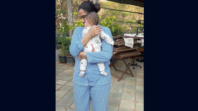 Sonam Kapoor With Son Vayu: প্রকাশ্যে সোনম-পুত্রের ছবি, শেয়ার করলেন আনন্দ