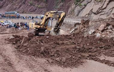 Jammu & Kashmir: দেবাল সেতুতে আচমকা ধস, বন্ধ হল জম্মু-শ্রীনগর জাতীয় সড়ক (দেখুন ছবি)