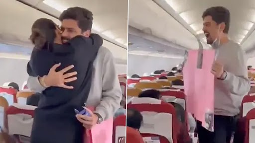 Marriage Proposal On Flight: মাঝ আকাশে প্রেমিকাকে চমক, বিমানের মধ্যেই বিয়ের প্রস্তাব প্রেমিকের