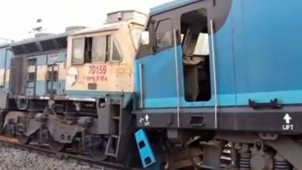 Uttar Pradesh Train Accident: দুই মালগাড়ির মুখোমুখি সংঘর্ষে আহত চালক, লাইন চ্যূত কোচ উদ্ধারে ক্রেন