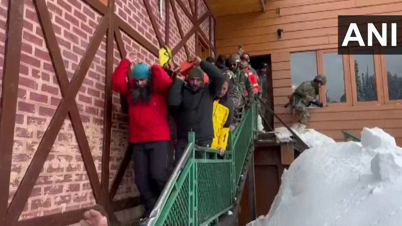 Avalanche At Gulmarg: গুলমার্গে ভয়াবহ তুষার ধ্বসে মৃত ২ বিদেশি, আতঙ্কের মাঝেই উদ্ধার কাজ